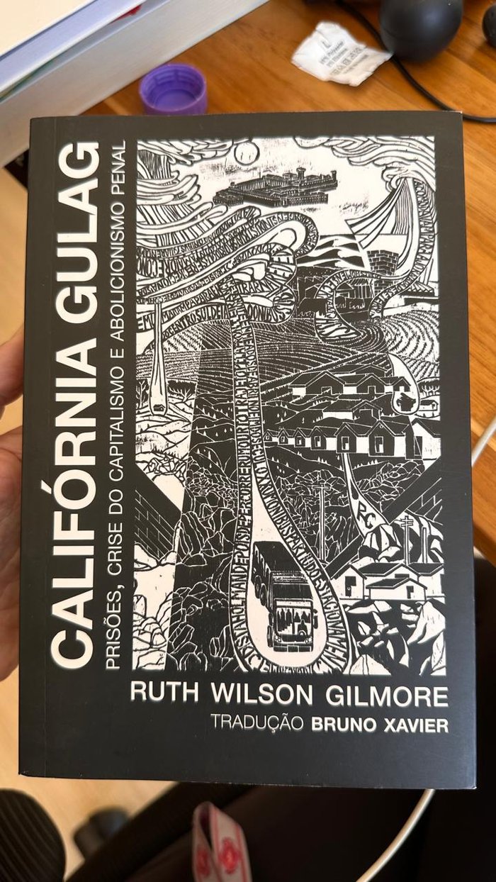 Capa do livro Califórnia Gulag, de Ruth Wilson Gilmore
